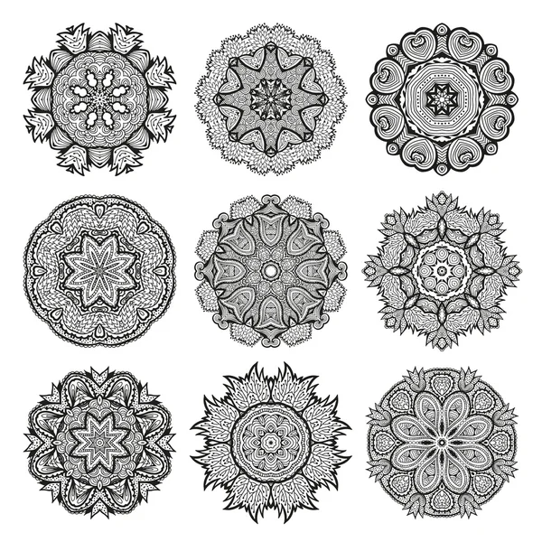 Set van ronde decoratieve ornamenten, zwart-wit bloemmotief — Stockvector
