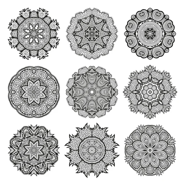 Conjunto de adornos decorativos redondos, patrón floral blanco y negro — Vector de stock