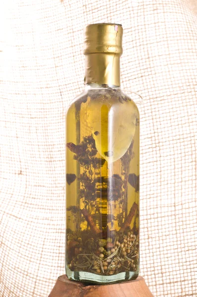 Пляшка оливкової олії з травами та спеціями . — стокове фото