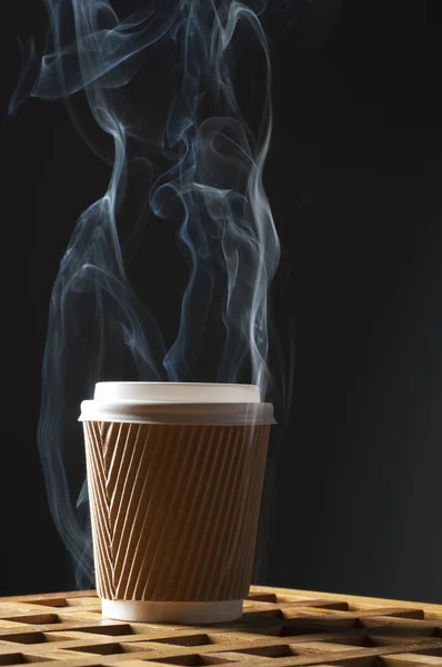 Tasse à café diisposable avec fumée — Photo