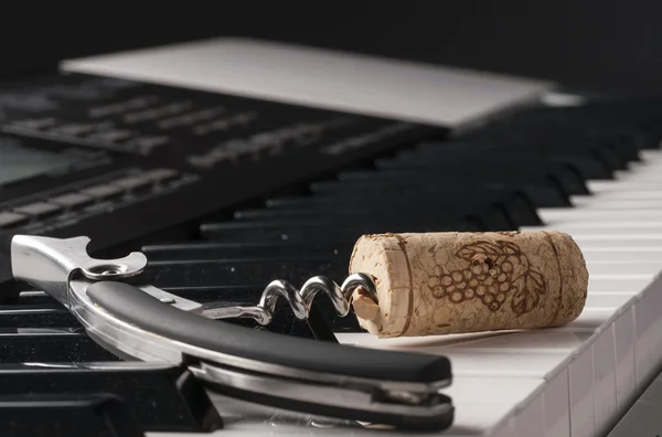 Wine cork on piano keyboard — Stock Photo, Image