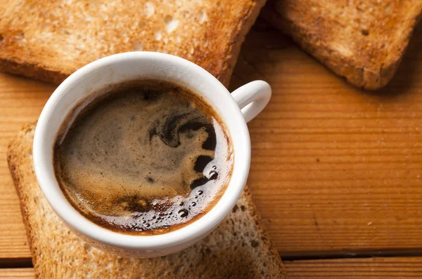 Šálek kávy espresso s toastem na dřevěný stůl — Stock fotografie