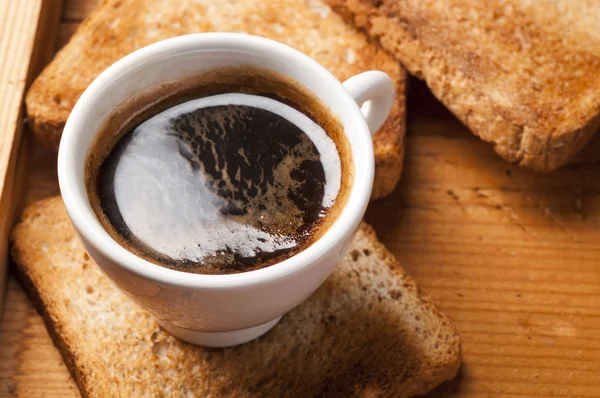 Filiżanka kawy espresso z toast na drewnianym stole — Zdjęcie stockowe