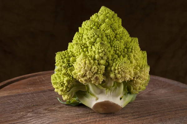 Romanesco cauliflower over wooden cutting board — Stock Photo, Image