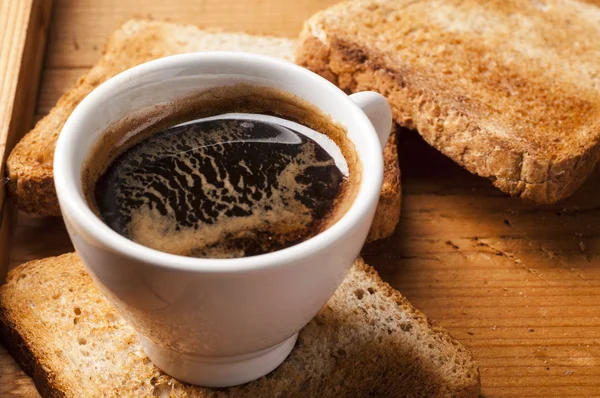 咖啡杯浓缩咖啡和木制的桌子上的面包 — 图库照片