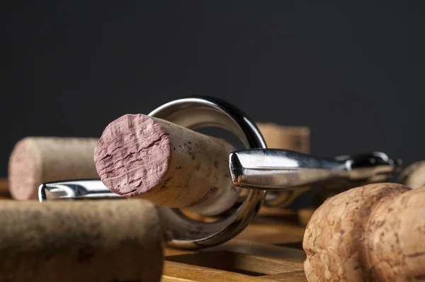 Wijn kurk in kurkentrekker op houten tafel — Stockfoto