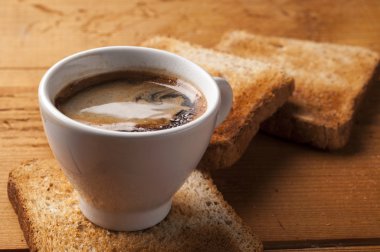 Ahşap masa tost ile Espresso kahve fincanı