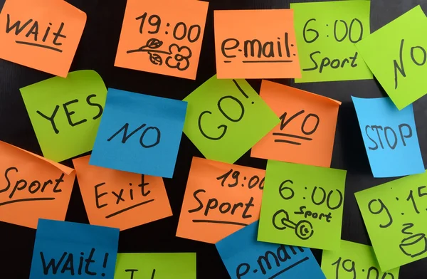 Ahşap tahta üzerinde farklı renkteki çıkartmaları