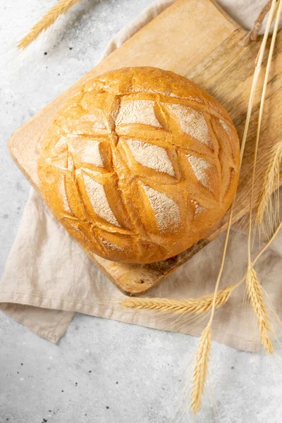 麦片面包小麦在木板上 面包特写 — 图库照片