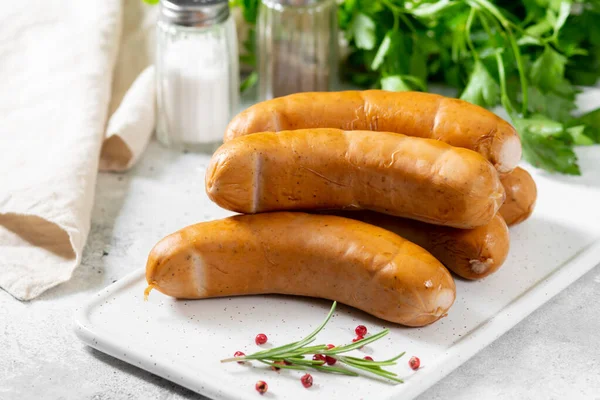 Salsicce Bockwurst Salsicce Bockwurst Bordo Servizio Bianco Tavolo Grigio Chiaro — Foto Stock