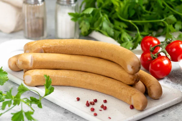 Salsicce Viennesi Salsicce Una Tavola Portata Bianca Tavolo Grigio Chiaro — Foto Stock