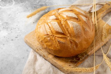 Buğday ekmeği. Tahtada buğday. Ekmek yakın çekim