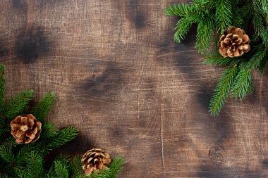Noel arkaplanı. Noel arkaplanı, köknar dallarıyla süslenmiş. Dümdüz. Kopyalama alanı