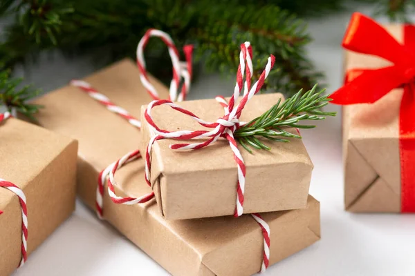 Κουτιά Δώρων Χαρτί Χειροτεχνίας Χριστουγεννιάτικο Φόντο Χριστουγεννιάτικα Δώρα Κάτω Από — Φωτογραφία Αρχείου