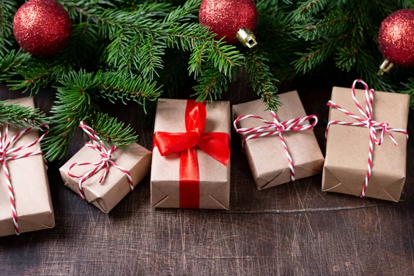 Κουτιά Δώρων Χαρτί Χειροτεχνίας Χριστουγεννιάτικο Φόντο Χριστουγεννιάτικα Δώρα Κάτω Από — Φωτογραφία Αρχείου