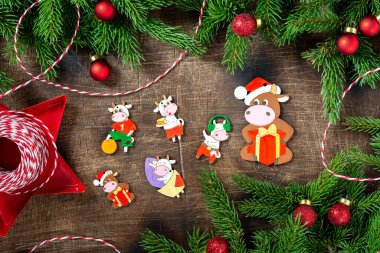 Mutlu yıllar 2021 kutlamaları. Köknar dallı Noel arkaplanı 2021 boğa ineğinin sembolü ile süslenmiştir. Noel arkaplanı. Üst görünüm