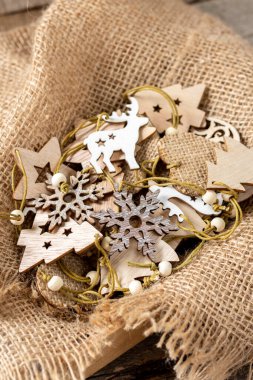 Tahta bir kutuda ahşap Noel süsleri. Çevresel Noel süslemeleri. Sıfır atık