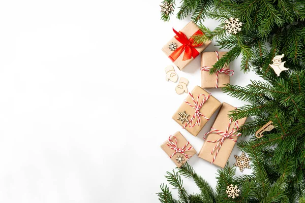 Geschenkschachteln Aus Bastelpapier Weihnachtlicher Hintergrund Weihnachtsgeschenke Unter Fichtenzweigen Mit Holzschmuck — Stockfoto