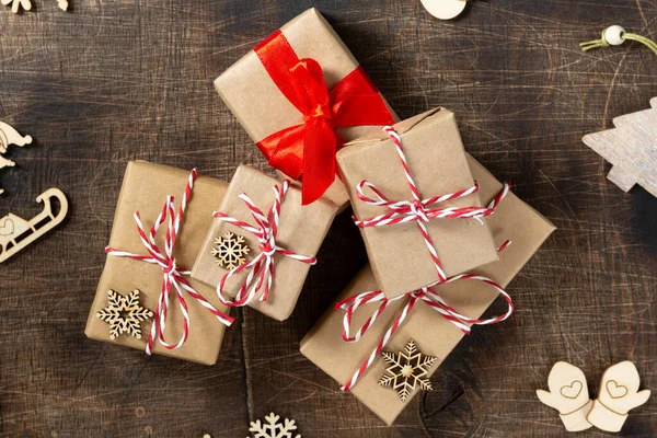 Κουτί Δώρων Κουτιά Δώρου Χαρτί Χειροτεχνίας Καφέ Ξύλινο Τραπέζι Χριστουγεννιάτικο — Φωτογραφία Αρχείου