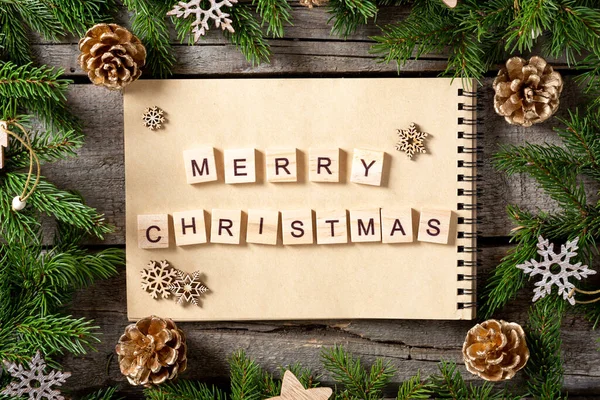 크리스마스 크리스마스 Merry Christmas 단어는 패드에 블록에 글자들은 크리스마스라는 단어와 스톡 사진