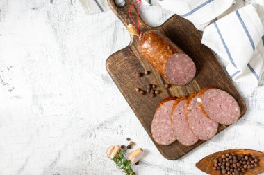 Sosis. Ahşap servis tahtasında baharatlı füme sosis. Hindi etinden yapılmış lezzetli et sosisleri. Kopyalama alanı