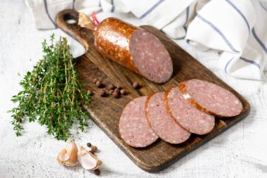 Sosis. Ahşap servis tahtasında baharatlı füme sosis. Hindi etinden yapılmış lezzetli et sosisleri. Kopyalama alanı