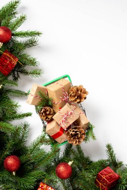 Beyaz arka planda alışveriş arabasında bir sürü Noel ve yeni yıl hediyesi var. Noel hediyesi alma fikri. Noel alışverişi