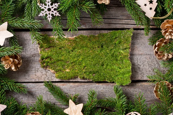 明けましておめでとうございます クリスマスツリーの枝に木製のクリスマスや新年の装飾 クリスマスの背景 テキストのためのスペースでトップビュー バナー — ストック写真