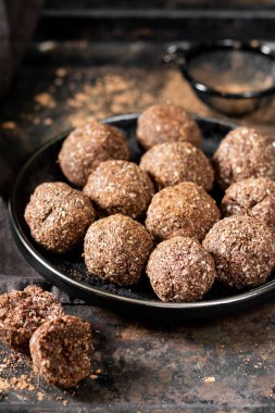 Çikolatalı hindistan cevizi. Hindistan cevizli çikolata topları. Çikolata ya da hindistan cevizi, tarçın ve pudra şekerli kurabiyeler