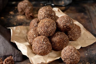 Çikolatalı hindistan cevizi. Hindistan cevizli çikolata topları. Çikolata ya da hindistan cevizi, tarçın ve pudra şekerli kurabiyeler