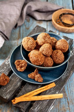 Çikolatalı hindistan cevizi. Hindistan cevizli çikolata topları. Çikolata ya da hindistan cevizi, tarçın ve pudra şekerli kurabiyeler