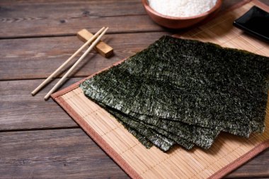 Nori gidiyor. Çıtır çıtır kurumuş yosun. Japon geleneksel mutfağı