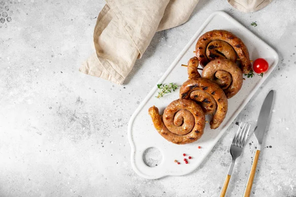 Salsicce Affumicate Spirale Una Tavola Portata Tavolo Grigio Chiaro Salsicce — Foto Stock