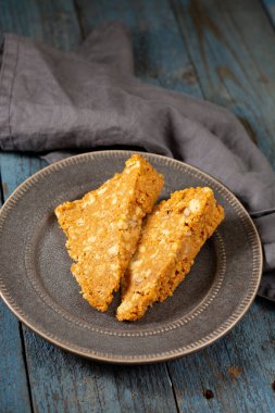 Pasta Şartı. Kurabiyeden yapılmış kek, konsantre sütle ceviz. Cevizli kek. Ev yapımı geleneksel pastalar. Sovyet hamur işleri