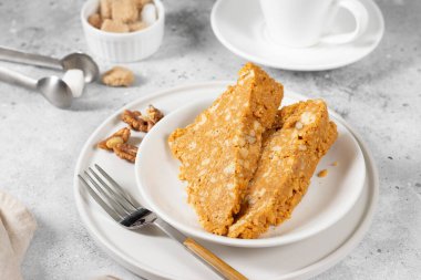 Pasta Şartı. Kurabiyeden yapılmış kek, konsantre sütle ceviz. Cevizli kek. Ev yapımı geleneksel pastalar. Sovyet hamur işleri