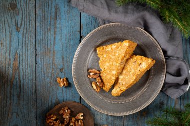 Pasta Şartı. Kurabiyeden yapılmış kek, konsantre sütle ceviz. Cevizli kek. Ev yapımı geleneksel pastalar. Sovyet hamur işleri