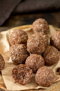 Çikolatalı hindistan cevizi. Hindistan cevizli çikolata topları. Çikolata ya da hindistan cevizi, tarçın ve pudra şekerli kurabiyeler