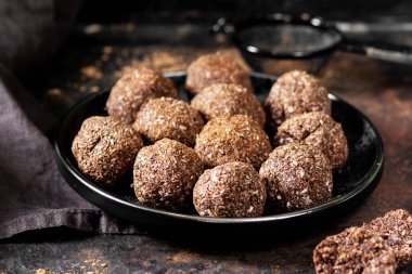 Çikolatalı hindistan cevizi. Hindistan cevizli çikolata topları. Çikolata ya da hindistan cevizi, tarçın ve pudra şekerli kurabiyeler