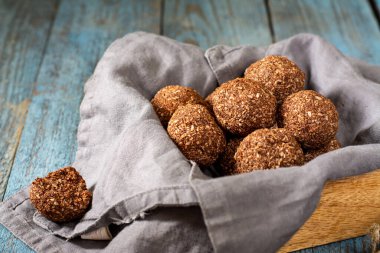 Çikolatalı hindistan cevizi. Hindistan cevizli çikolata topları. Çikolata ya da hindistan cevizi, tarçın ve pudra şekerli kurabiyeler