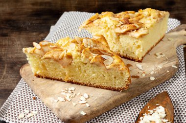 Elmalı pasta. Geleneksel Norveç elmalı turtası. Elmalı tarçınlı ve badem yapraklı turta. İskandinav mutfağı