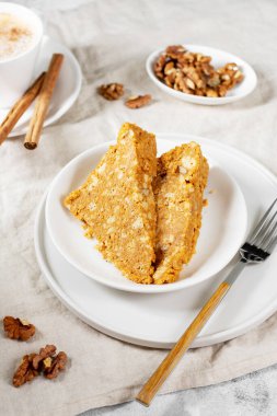 Pasta Şartı. Kurabiyeden yapılmış kek, konsantre sütle ceviz. Cevizli kek. Ev yapımı geleneksel pastalar. Sovyet hamur işleri