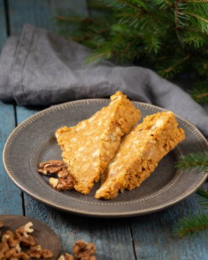 Pasta Şartı. Kurabiyeden yapılmış kek, konsantre sütle ceviz. Cevizli kek. Ev yapımı geleneksel pastalar. Sovyet hamur işleri