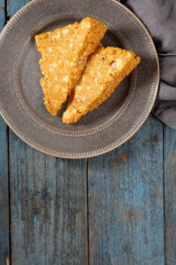 Pasta Şartı. Kurabiyeden yapılmış kek, konsantre sütle ceviz. Cevizli kek. Ev yapımı geleneksel pastalar. Sovyet hamur işleri