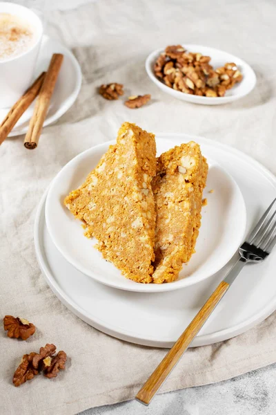 Pasta Şartı. Kurabiyeden yapılmış kek, konsantre sütle ceviz. Cevizli kek. Ev yapımı geleneksel pastalar. Sovyet hamur işleri