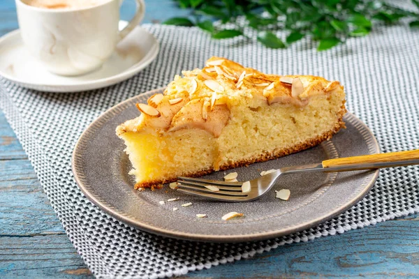 Elmalı pasta. Geleneksel Norveç elmalı turtası. Elmalı tarçınlı ve badem yapraklı turta. İskandinav mutfağı