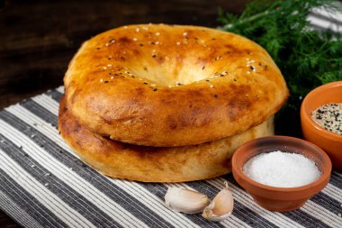 Lavaş, ahşap bir masada pita ekmeği. Geleneksel ekmek tortilla. Susamlı ve tuzlu ekmek.