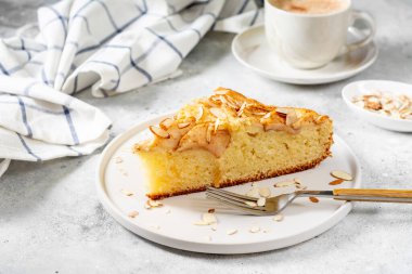 Elmalı pasta. Geleneksel Norveç elmalı turtası. Elmalı tarçınlı ve badem yapraklı turta. İskandinav mutfağı