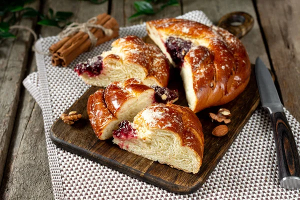 Brötchen Mit Marmelade Auf Einem Holztisch Kuchen Mit Kirschmarmelade Und — Stockfoto