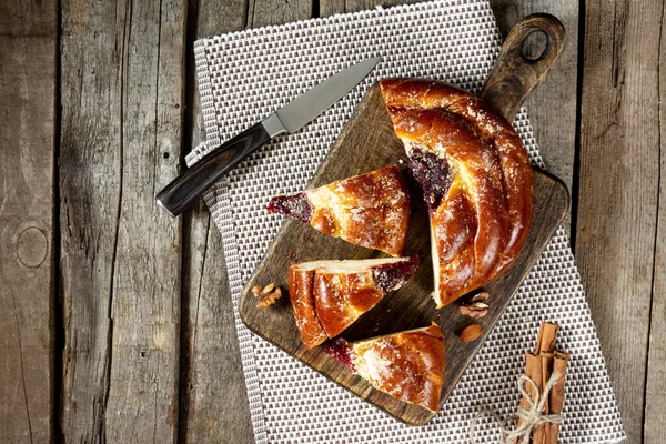 Brötchen Mit Marmelade Auf Einem Holztisch Kuchen Mit Kirschmarmelade Und — Stockfoto