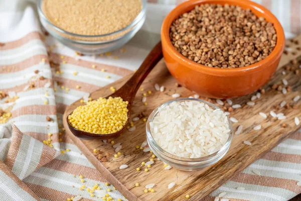 Rijst Boekweit Amaranth Gierst Kommen Een Bruine Houten Tafel Glutenvrije — Stockfoto